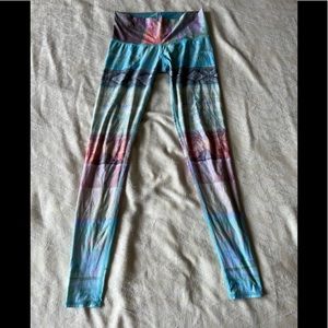 Multicolored teeki leggings. Moisture wicking. Recycled material. Small.